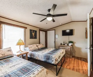 Photo 2 - Gone Fishin' - 1 Bedroom Hotel Room by The Lodges at Fossil Creek