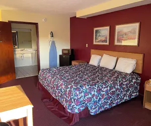 Photo 4 - Western Inn Express