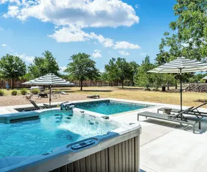 Photo 2 - Hot Tub Pool Firepit Gameroom Guesthouse