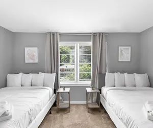 Photo 4 - Beds on Broadmoor Two Units
