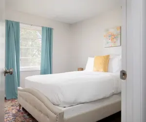 Photo 3 - Mins to 5-points-Highland Hideaway