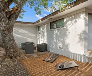 Photo 5 - The Oak King Bed Huge Backyard