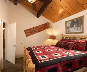 Photo 3 - Cozy Red Cabin