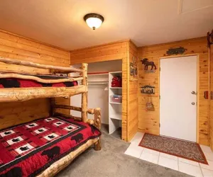 Photo 5 - Cozy Red Cabin