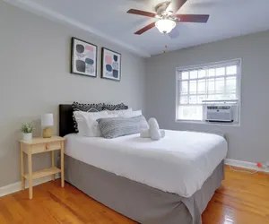 Photo 2 - Prime Alexandria Location Corporate Apt
