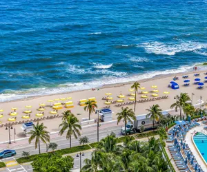 Photo 2 - Beachfront Condo With Spacious Balcony