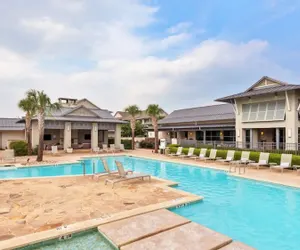 Photo 2 - The Green At Plum Creek Apartments By Barsala