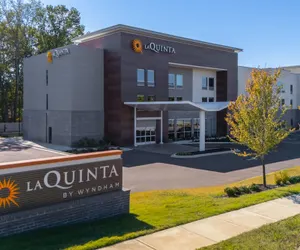 Photo 2 - La Quinta Inn & Suites by Wyndham Olive Branch