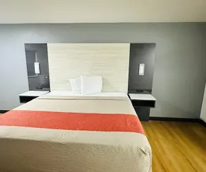 Photo 4 - Evergreen Inn Portland Airport