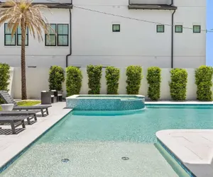 Photo 2 - Emerald Palace by Avantstay 10bdr w/ Private Pool & Golf Cart