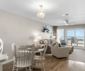 Photo 5 - Blue Marlin by Avantstay Beachfront w/ Views, Pool Access, Beach Chairs