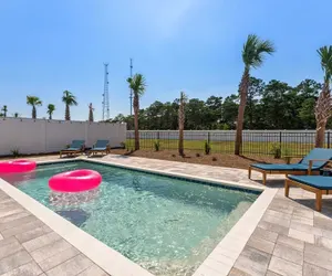 Photo 5 - Chic Shack by Avantstay Private Pool, Walk to Beach, Sleeps 13!