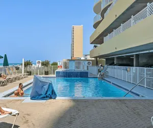 Photo 4 - Bahama Breeze by Avantstay Gulf Front, 2 Pools, Beach Chairs Included!