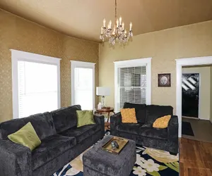 Photo 2 - Vintage Parlor 2 Bedroom Home