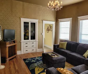Photo 2 - Vintage Parlor 2 Bedroom Home