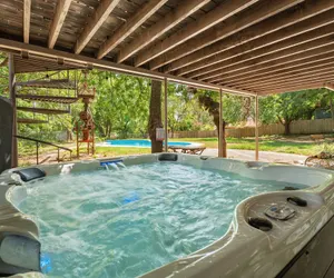 Photo 2 - Spacious Family Home w Pool Hot Tub Large Yard