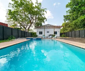 Photo 2 - Charming Home With Pool Jacuzzi