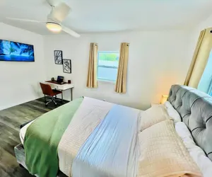 Photo 5 - Stylish House w Hot Tub Close to Beach Stadium
