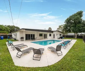 Photo 5 - Elegant Home With Heated Pool