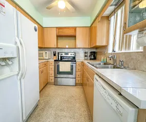 Photo 3 - Sunrise Delight Pet-friendly 2-min Walk to Beach