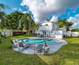 Photo 3 - Stylish 2-story Home Pool