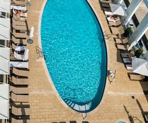 Photo 2 - Elegant Beachfront Condo: Your Perfect Getaway!