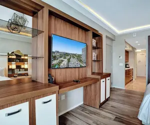 Photo 5 - Elegant Beachfront Condo: Your Perfect Getaway!