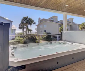 Photo 5 - 7 Beachwood East by Avantstay Steps to the Beach Ocean Views, Hot Tub, 7bdr
