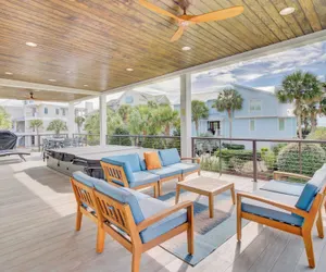 Photo 2 - 7 Beachwood East by Avantstay Steps to the Beach Ocean Views, Hot Tub, 7bdr
