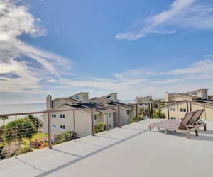 Photo 3 - 7 Beachwood East by Avantstay Steps to the Beach Ocean Views, Hot Tub, 7bdr
