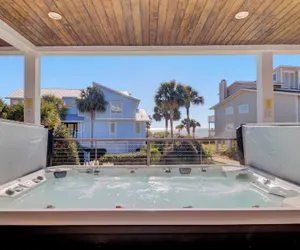 Photo 4 - 7 Beachwood East by Avantstay Steps to the Beach Ocean Views, Hot Tub, 7bdr