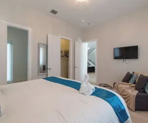 Photo 4 - Luxurious Beach Retreat w/ Heated Pool&basketball