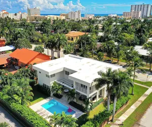 Photo 2 - Luxurious Beach Retreat w/ Heated Pool&basketball