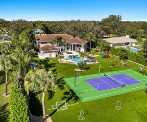Photo 3 - Luxurious 7-Bedroom Villa with Pool & Games