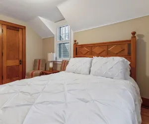 Photo 5 - Charming Ann Arbor Retreat Near Dt & Attractions 3 Bedroom Home