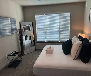 Photo 3 - Ebony Ivory Midtown King Bed