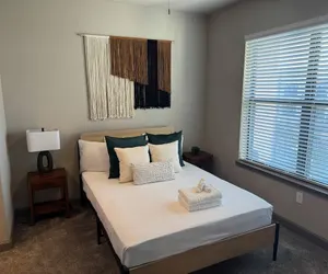 Photo 5 - Ebony Ivory Midtown King Bed