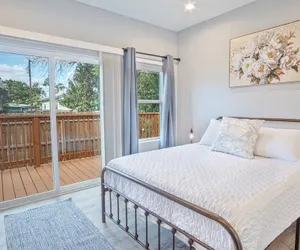 Photo 3 - Lovely & Charming 4br/2.5ba Near Downtown's Prime
