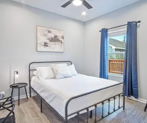Photo 5 - Lovely & Charming 4br/2.5ba Near Downtown's Prime