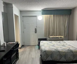 Photo 5 - Studio 6 Phoenix, AZ - Midtown