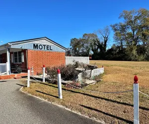 Photo 2 - Chesterfield Hotel by OYO Hwy 9
