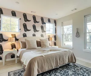 Photo 3 - The Stage by Avantstay Chic 4bdr w/ Covered Balcony Modern + Newly Built