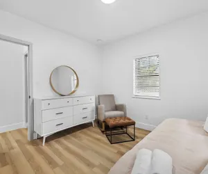 Photo 5 - Charming House with Free Parking