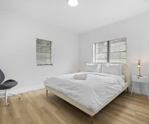 Photo 3 - Charming House with Free Parking