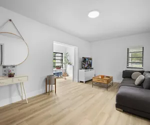 Photo 2 - Charming House with Free Parking