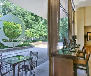 Photo 3 - Crystal City Apt Close to Airport