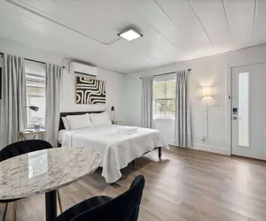 Photo 2 - Chic City Retreat 97 Sleeps 2!