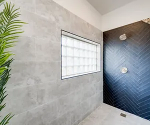 Photo 3 - 5 2 two Kings hot tub Firepit 16min to Wine Trail Nearby Pickleball Courts Pool