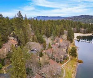 Photo 5 - Arrowhead Lakeside Escape by Avantstay 3min Walk to Lake, Private Beach Access