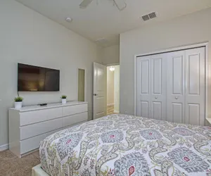Photo 5 - Spacious 6 Bed Home With Pool in Prime Storey Lake